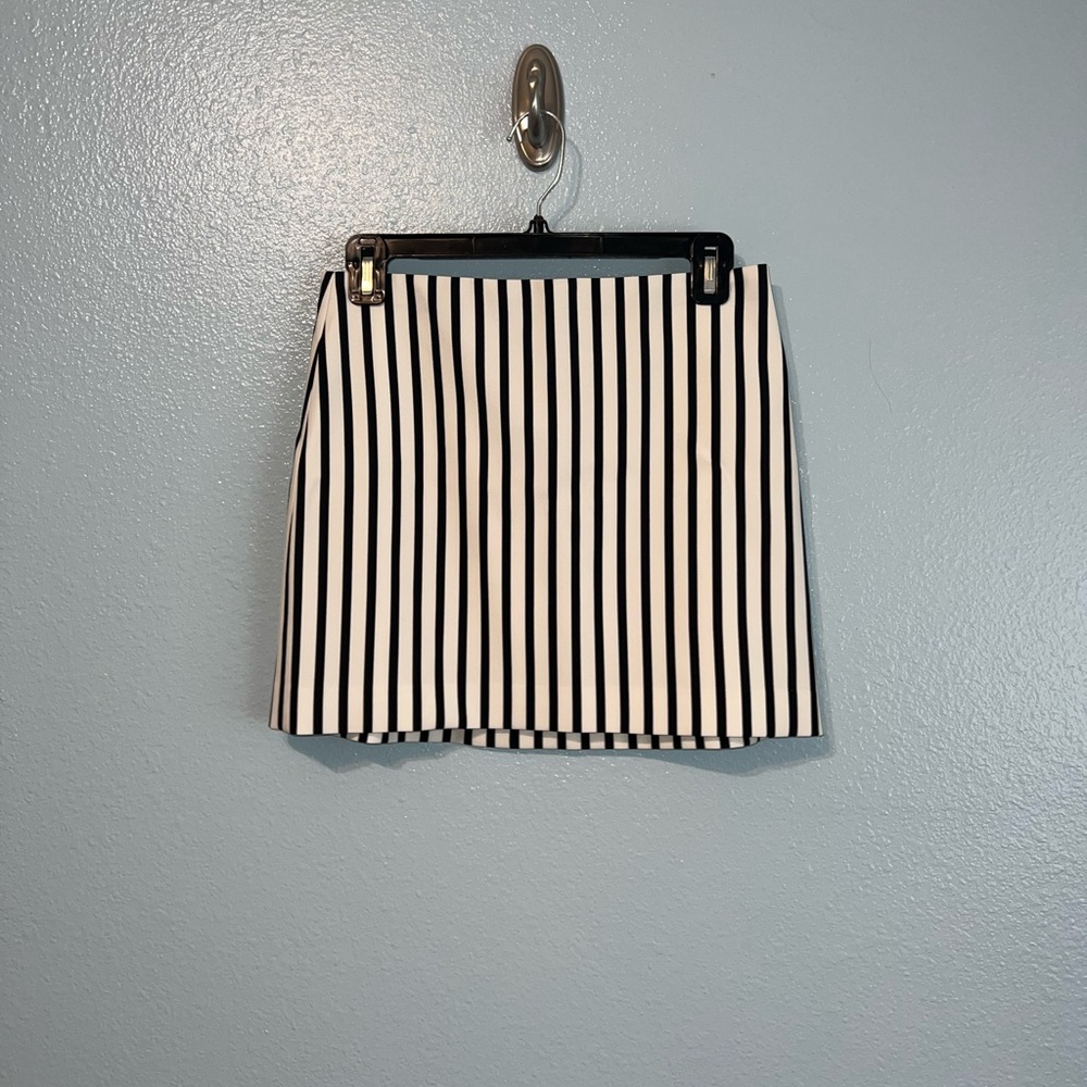Alice + Olivia Free Stripe Mini Skirt | Size 2 | black and white